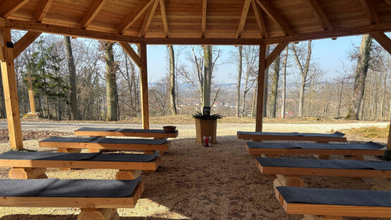 Blick aus dem überdachter Andachtspaltz. Von hier hat man einen wunderbaren Ausblick auf das Isarthal