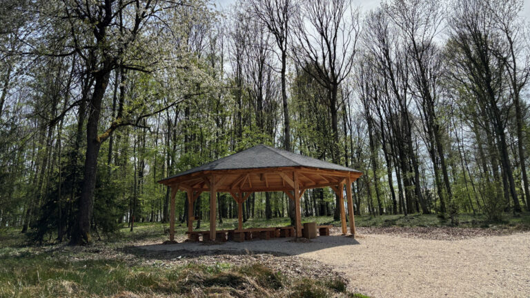 Der überdachte Andachtsplatz unter blühenend Bäumen im Frühling